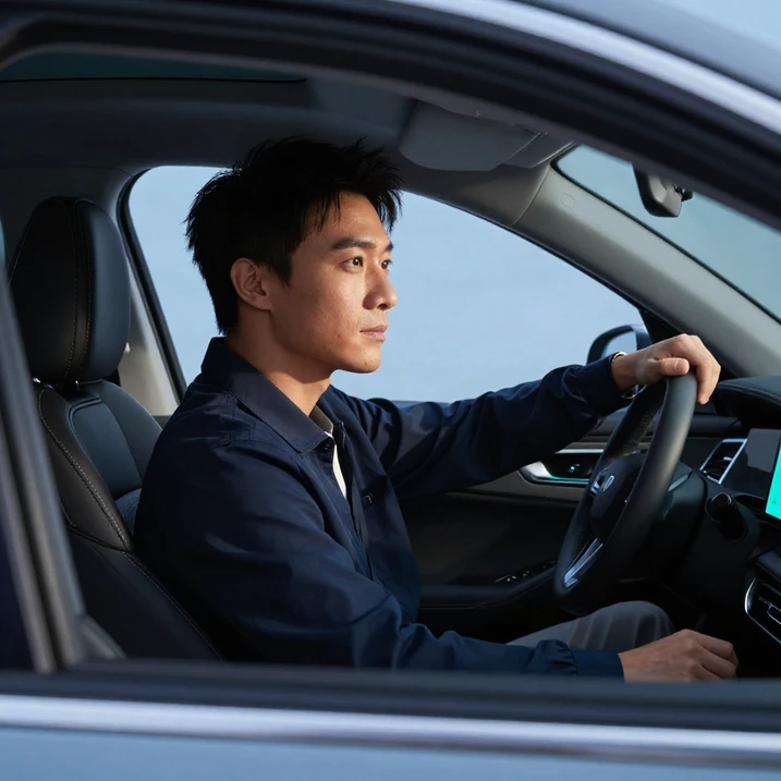 Hình concept người lái quan sát phía trước trong khoang xe